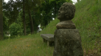 Reaparece no paseo fluvial de Chantada un busto de Rosalía de Castro desaparecido hai doce anos