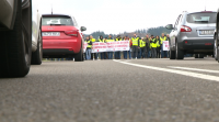 Os transportistas do carbón das Pontes cortan o tráfico na Autovía de Guitiriz