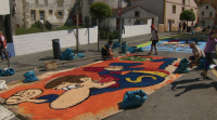Elaboran en Burela unha alfombra floral para despedir os barcos da costeira do bonito