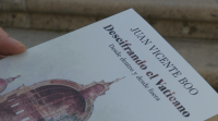 Un galego correspondente no Vaticano explica nun libro o país máis pequeno do mundo