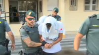 Prisión sen fianza para tres dos cinco acusados de violar unha moza en Benidorm