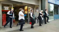 Os traballadores dun supermercado de Vigo  súmanse con coreografías aos aplausos das oito da tarde