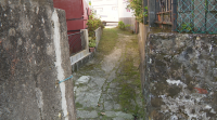 Un camiño de pouco máis dun metro é o único servizo de acceso que teñen uns veciños de Serres, en Muros