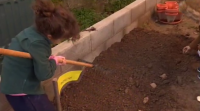 Alumnos dun colexio de Vigo cultivan a súa horta axudados polos seus avós