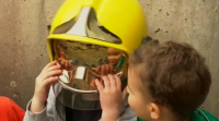 Nenos dunha escola infantil de Pontevedra coñecen de primeira man o labor dos bombeiros