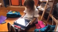 Faise viral o vídeo dunha nena que intenta falar en galego con Siri