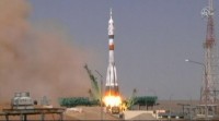 A Soyuz MS-18 engala rumbo á Estación Internacional nunha misión homenaxe a Gagarin