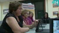 Usar o móbil ou a tablet non ten idade, e así o entenden as mulleres de Frades