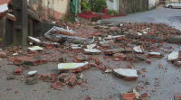 Derrúbase a fachada dunha vivenda en Ribeira debido á última chuvia