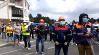 Traballadores de Alcoa encadéanse e cortan o tráfico na N-642 ao seu paso por Cervo