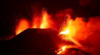 Derrúbase outra parte do cono do volcán e ábrense novas bocas de lava