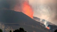 A lava do volcán destruíu medio milleiro de casas e a cinza cobre 1.300 hectáreas