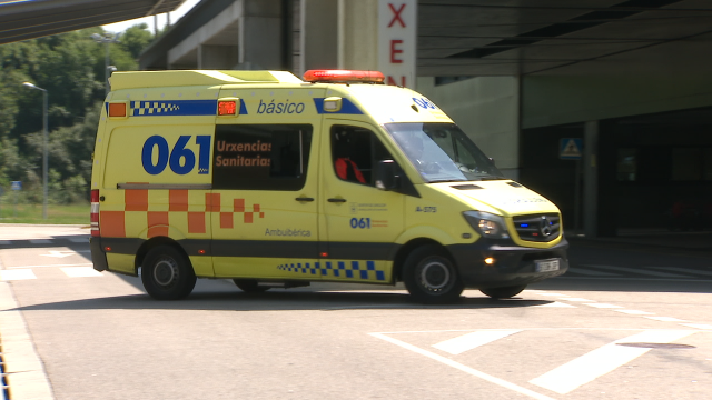 Piden a axuda dos bombeiros para sacarlle un anel encaixado no pene a un home de Vigo