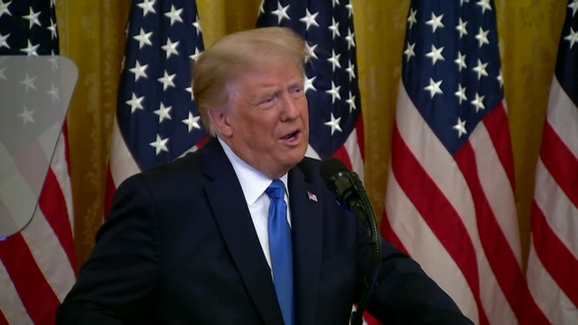 Trump impide aos estadounidenses aloxarse en hoteis cubanos e levar da illa ron e puros