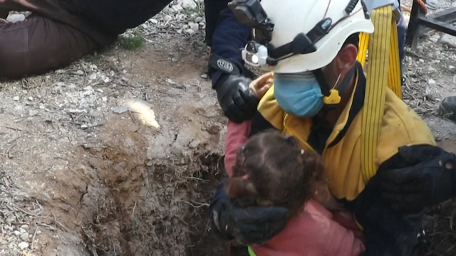 Especialistas sirios rescataron unha nena que caera a un pozo