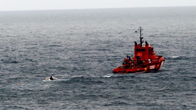 As condicións do mar moven o Sempre Güeto sete millas e atrasan o seu remolque
