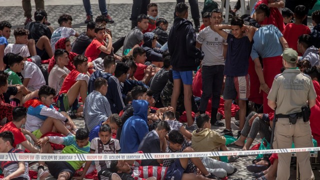 Uns 40 inmigrantes entran en Melilla tras forzar o valado fronteirizo