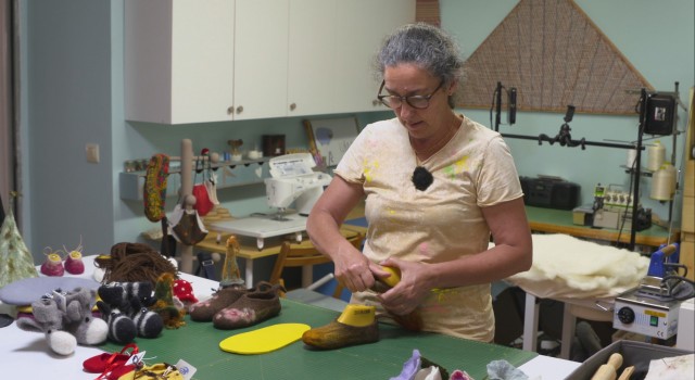 'Cos Pés na Terra' coñecerá esta semana as creacións dunha artesá da la e botarase ao monte cun cabreiro
