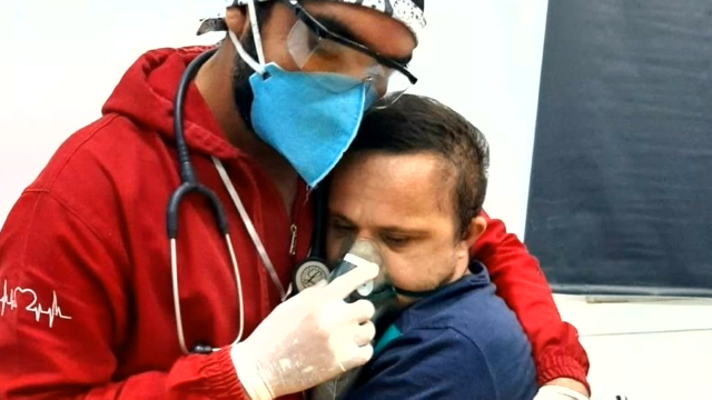 A foto da humanidade que reivindica a empatía no medio da pandemia