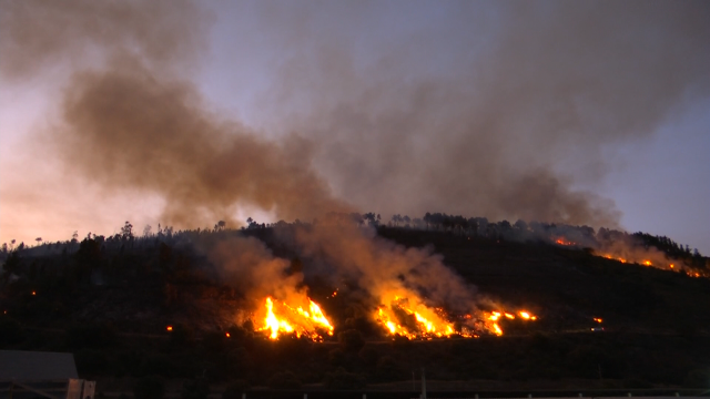 Extinguido o incendio forestal de Carballeda de Valdeorras onde arderon 197 hectáreas
