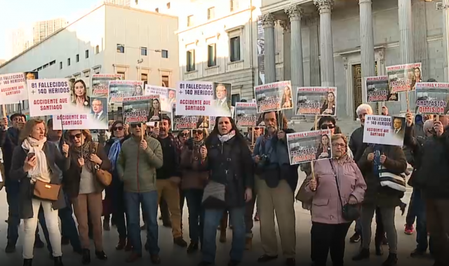 Vítimas do Alvia arremeten contra o PSOE por seguir "os pasos do PP" e ocultar a verdade