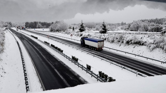 A neve mantén restrinxido o tráfico de camións en Pedrafita
