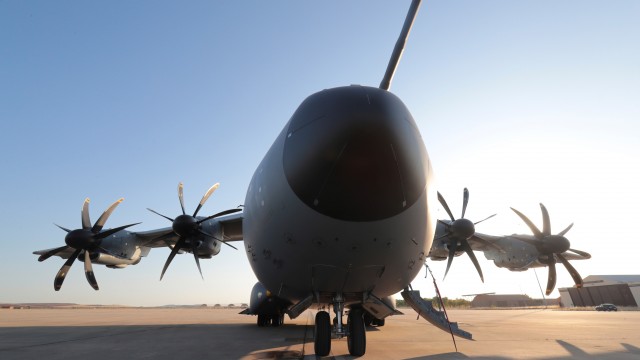 Aterra en Madrid un segundo avión da UE con 38 traballadores afgáns e as súas familias