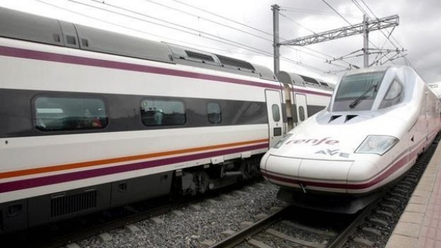 Un incendio xa controlado en Crecente obriga a cortar a liña ferroviaria entre Vigo e Ourense