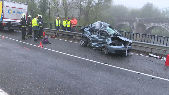 Unha veciña da Estrada falece ao esnafrar o seu coche contra un camión en Pontevea