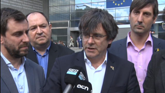 Puigdemont e Comín acceden ao Parlamento Europeo invitados por un eurodeputado
