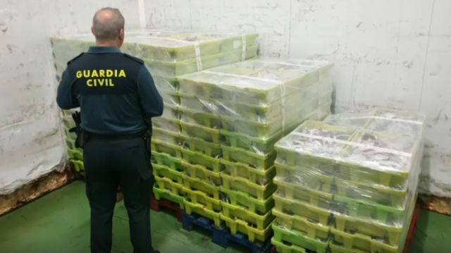 A Garda Civil requisa 2,4 toneladas de sardiña na lonxa de Portosín