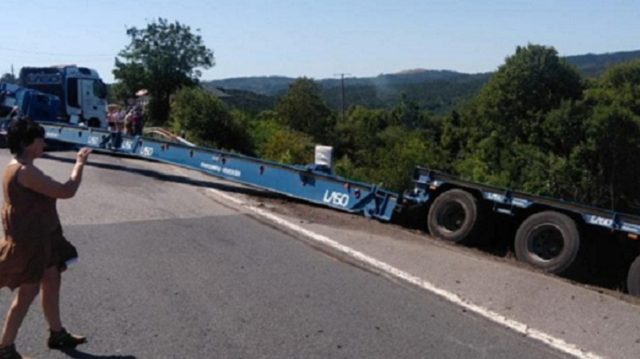Un camión que que transportaba materiais eólicos perde a carga tras saír da vía