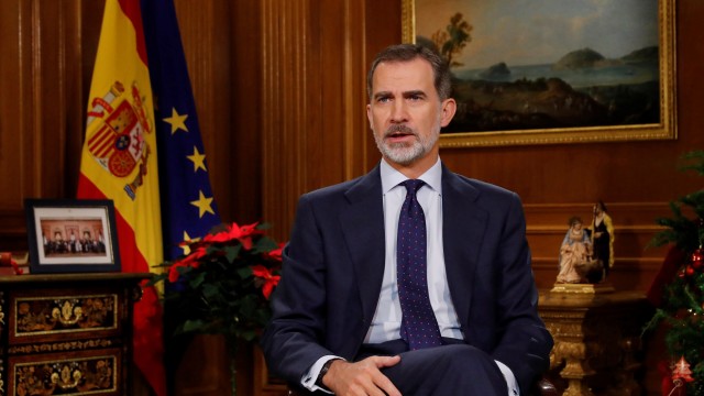 A Constitución e unha foto con cidadáns exemplares acompañan a mensaxe do rei