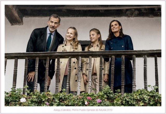 Os reis e as súas fillas felicitan o Nadal desde a vila exemplar asturiana