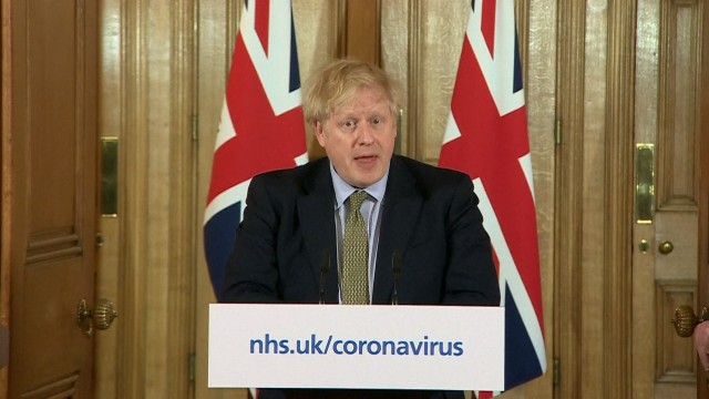 Johnson ordena o peche de bares e centros de lecer do Reino Unido