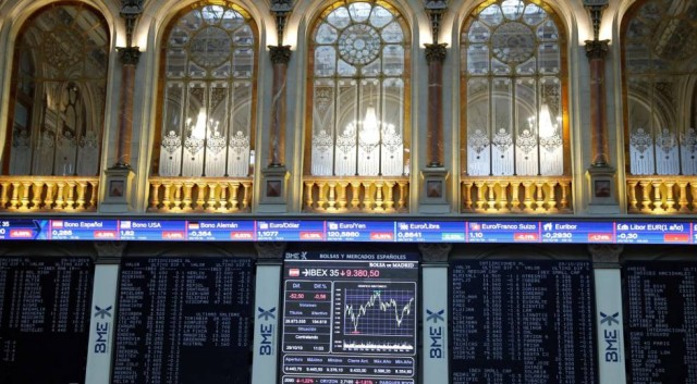 A bolsa pisa o freo e rexistra perdas tras unha semana á alza
