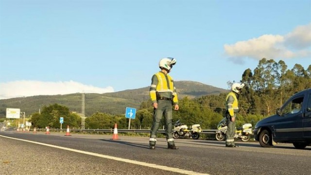 Interceptan un condutor septuaxenario que triplicaba a taxa de alcol permitida