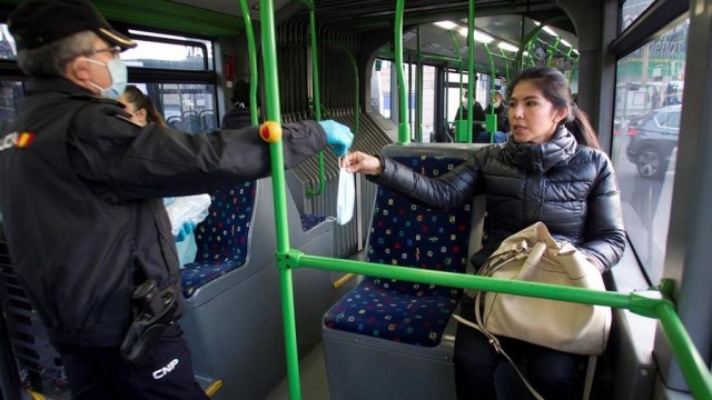 O descenso de usuarios do transporte público superou o 90% en abril