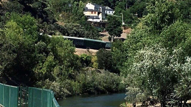 Adif investiga a "caída" dos vagóns do tren descarrilado en Carballeda ao río Sil
