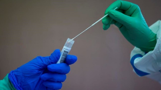 O virus da covid-19 flota "vivo" no aire e pode contaxiar a unha maior distancia, segundo un estudo