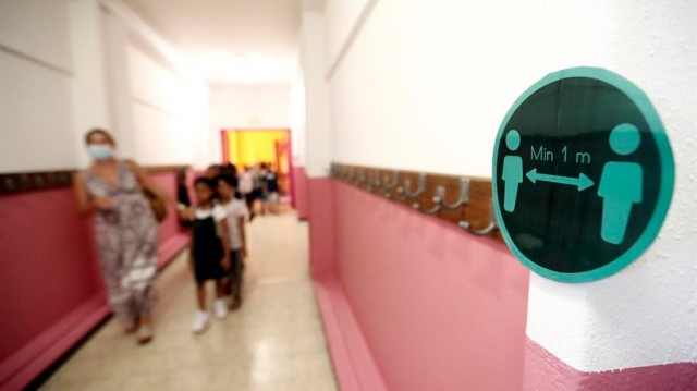Francia reduce a sete días a corentena para os casos positivos da covid-19