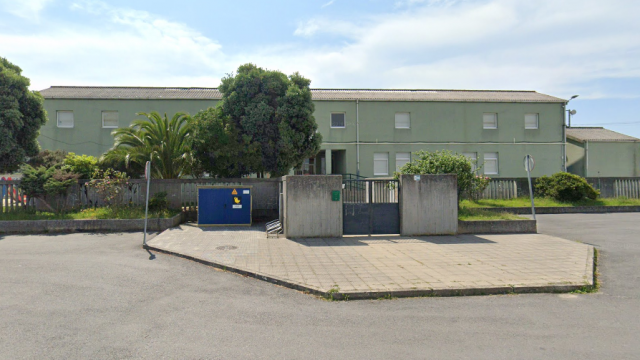 Suspenden as clases en 3.º de primaria nun colexio de Carballo tras o positivo dun escolar