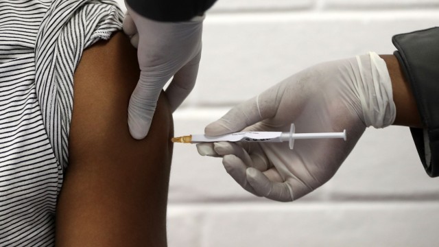 A UE aproba a vacina de AstraZeneca, no medio da lea pola entrega das doses comprometidas