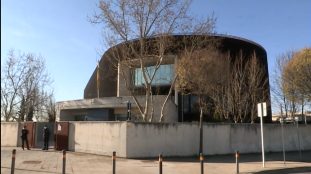 A Garda Civil rexistra a sede central de Abengoa en Sevilla