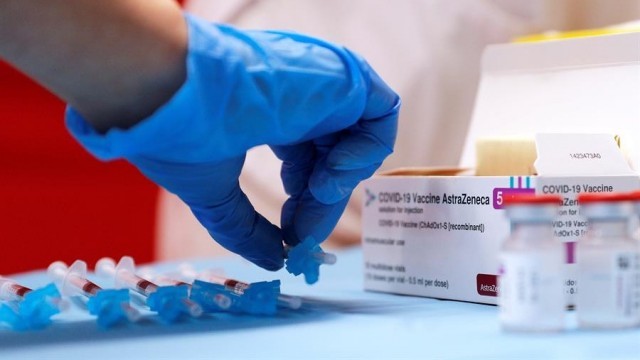 Primeiro ensaio para administrar Pfizer ou Moderna a vacinados con AstraZeneca