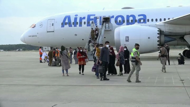 Un novo avión chega a España con 292 afgáns evacuados
