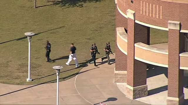 Polo menos catro feridos por un tiroteo nun instituto en Texas