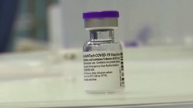 Pfizer solicitará autorización para administrar unha terceira dose de reforzo da súa vacina