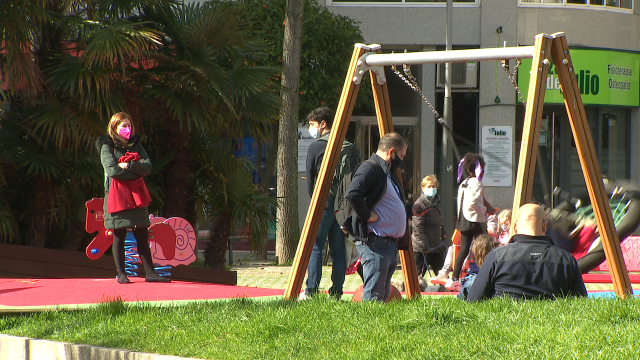 A policía disolve con megafonía unha ducia de xuntanzas de familias en parques de Vigo