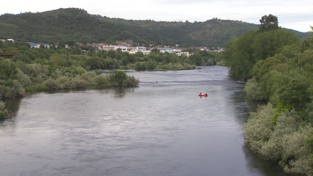 Os bombeiros de Ourense rescatan un pescador encallado nun illote